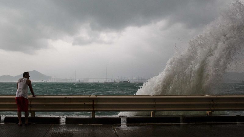 Alerta por lluvias y olas en una docena de provincias