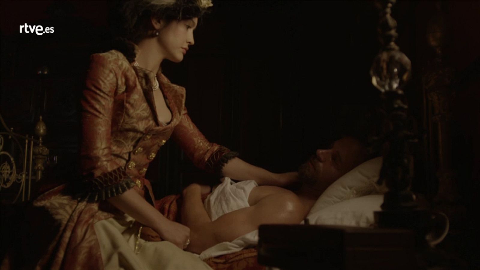 Lola le proporciona a Víctor la sustancia que necesita