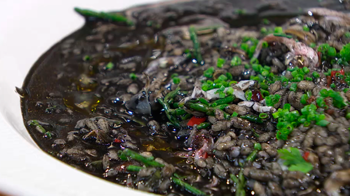 RTVE Cocina - Receta de arroz negro con caracolines