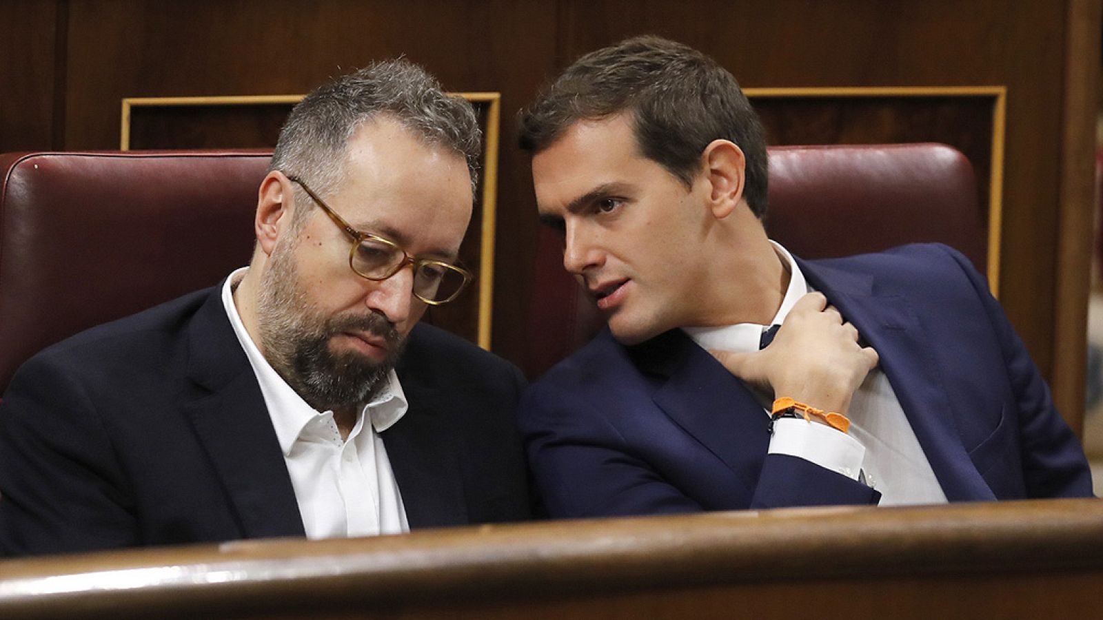 Debate de investidura: Rivera murmura "vaya gilipollas" a Iglesias desde su escaño tras una alusión