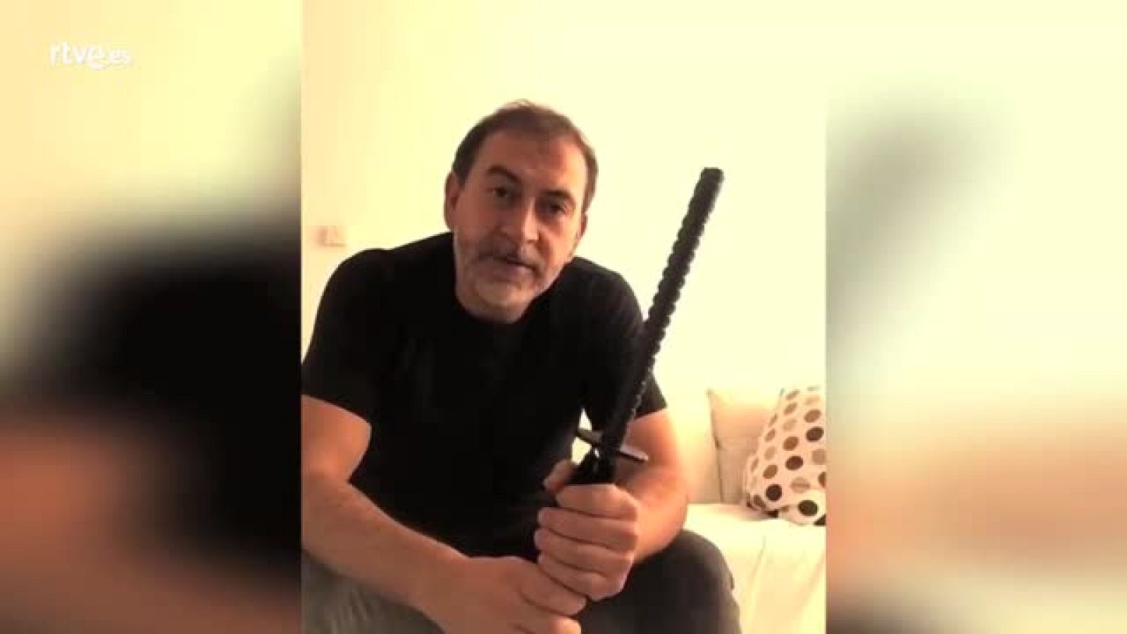 Águila Roja habla en el tejado con Alonso en una escena inolvidable del comienzo de la serie para todos los fans.