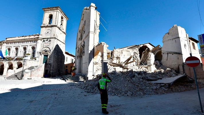 Telediario 1 - Miles de personas permanecen en refugios y hoteles tras el terremoto de este domingo en Italia