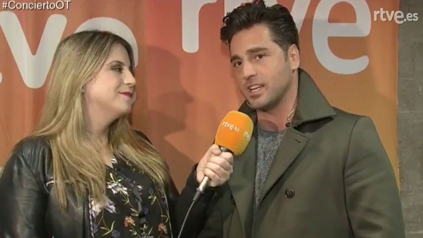 El cantante cántabro nos cuenta en exclusiva que está mejor del pequeño susto que se pegó hace unos días y que podrá cantar en el concierto de esta noche.