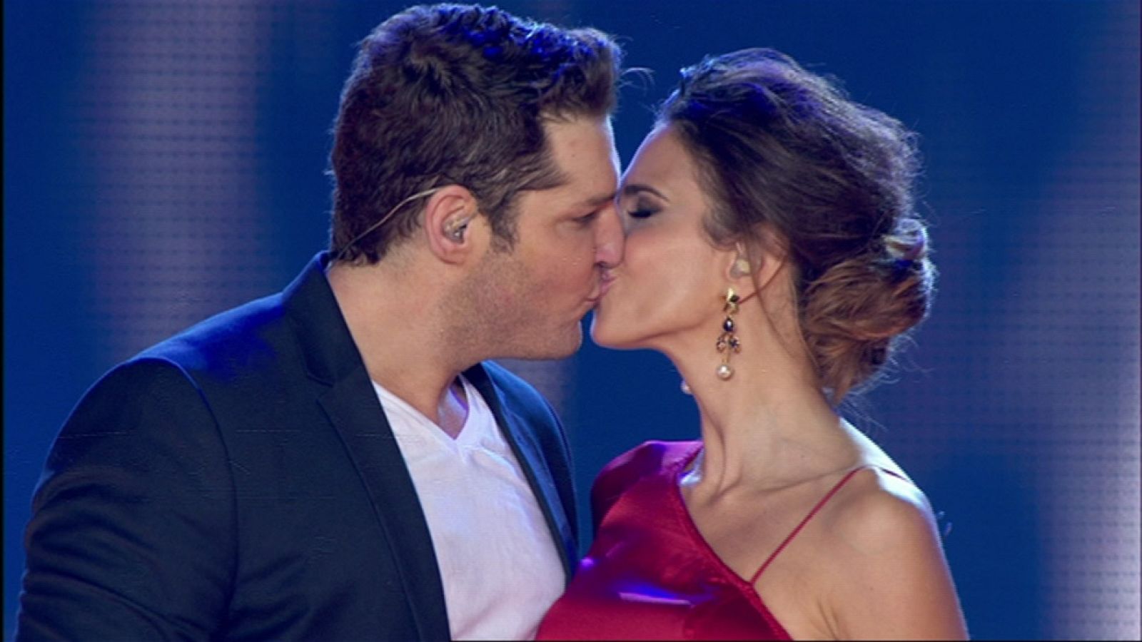 Nuria Fergó y Manu Tenorio cantan 'Noches de Bohemia' en el concierto de OT