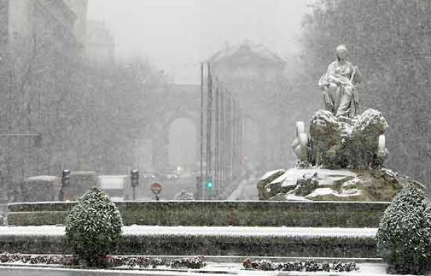 Los desayunos - La nieve corta carreteras en España