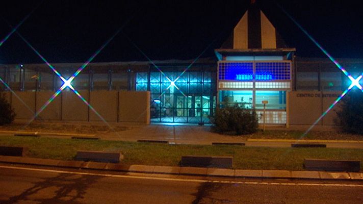 Telediario 1 - Unos 40 internos se amotinan tras fracasar un intento de fuga en el CIE de la Zona Franca de Barcelona