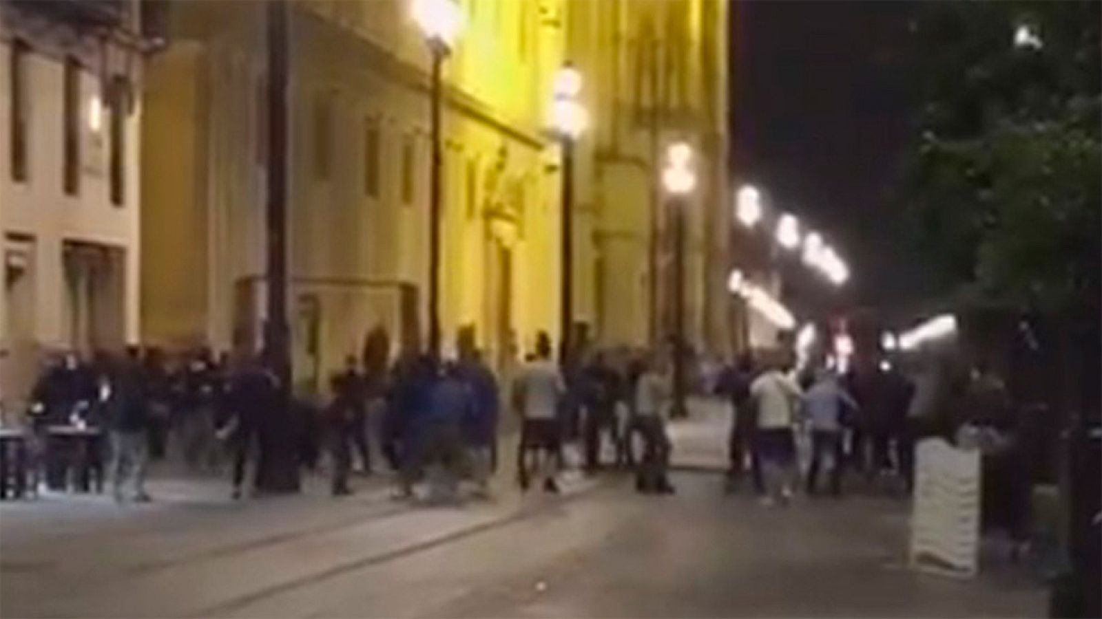 Los ultras del Dinamo de Zagreb provocaron incidentes en Sevilla, donde su equipo jugará este miércoles en Champions. Tres aficionados croatas fueron detenidos por los altercados.