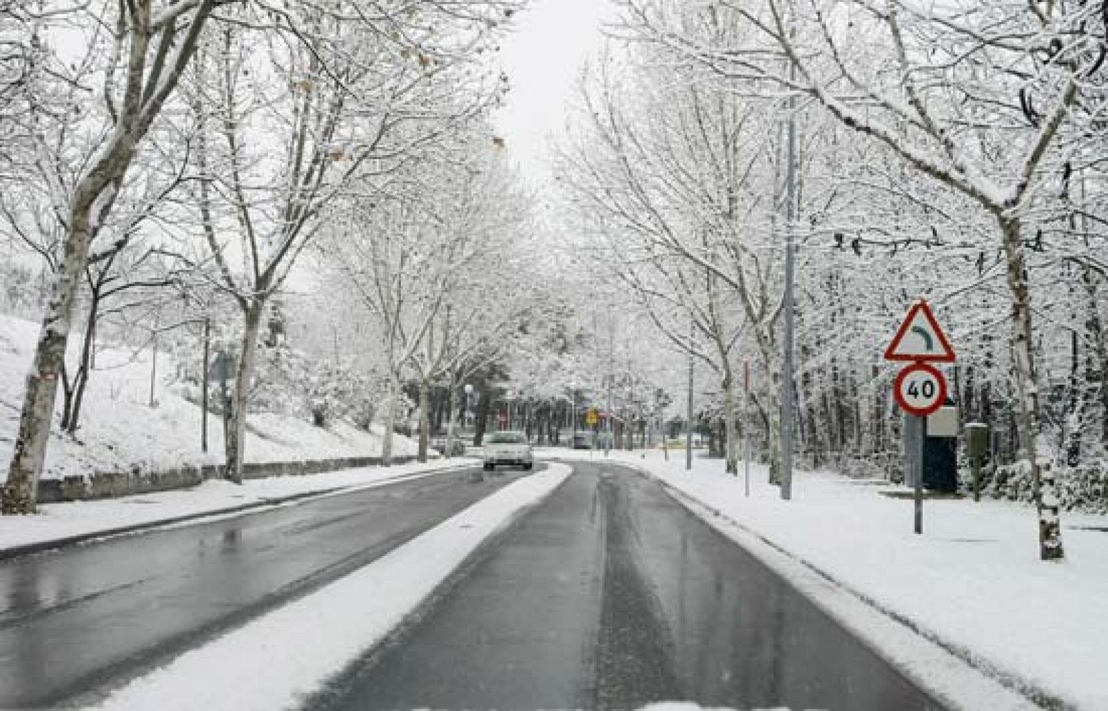 La nieve bloquea los accesos a Madrid y provoca atascos kilométricos | Ver