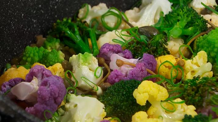 RTVE Cocina - Receta de cazuela de coliflores con salsa de alcaparras y pi