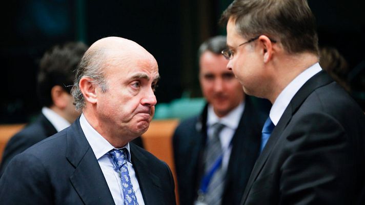 Telediario 1 - Bruselas avisa a España de que tendrá que ajustar 5.500 millones aunque el PIB crezca más de lo previsto