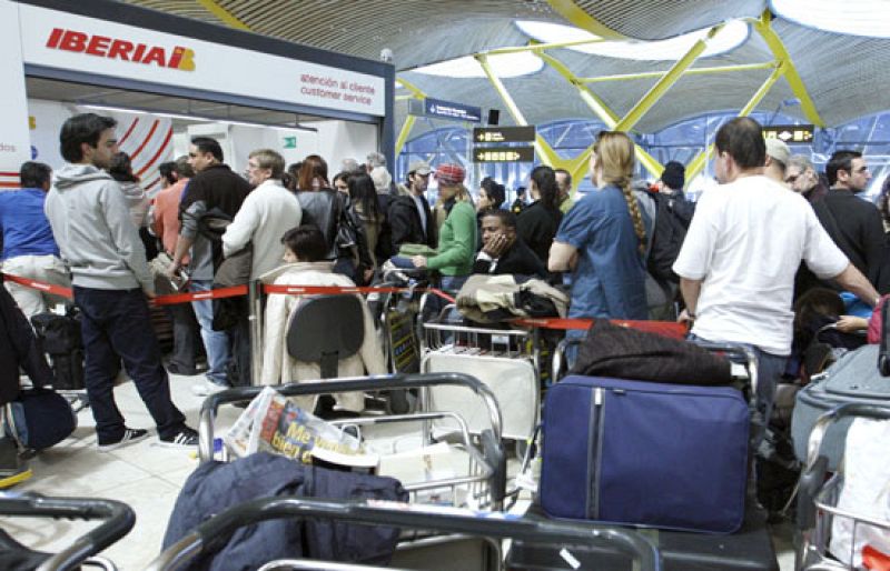 Miles de pasajeros esperan su vuelo en Barajas | Ver