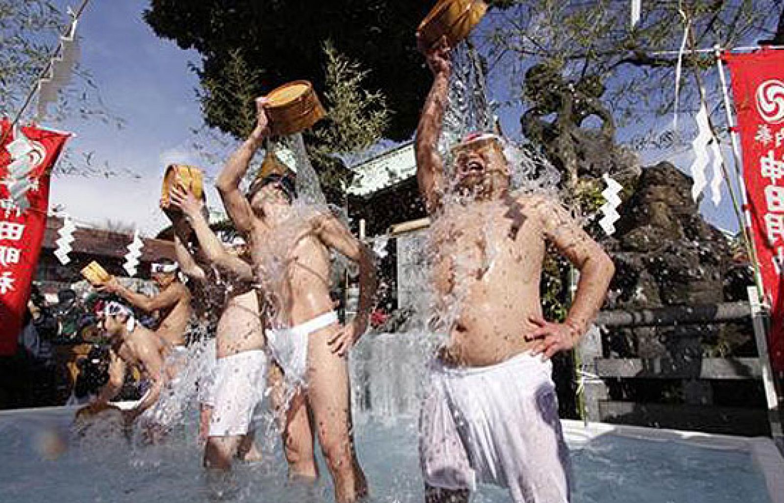 Los chinos se bañan en aguas heladas desde hace treinta años porque dicen que así se previenen enfermedades.