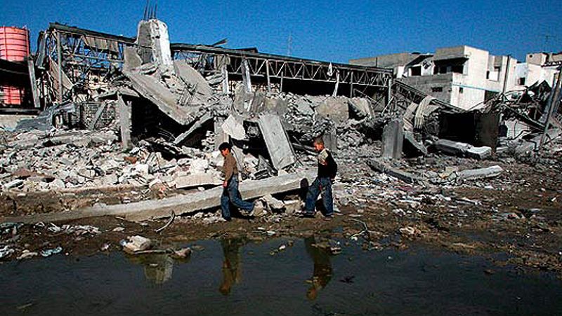El ejército israelí y la organización integrista Hamás luchan casa por casa y lo pagan los civiles. La guerra es totalmente asimétrica. La cifra de muertos palestinos es casi cien veces mayor que la de los israelíes. (10/01/09).