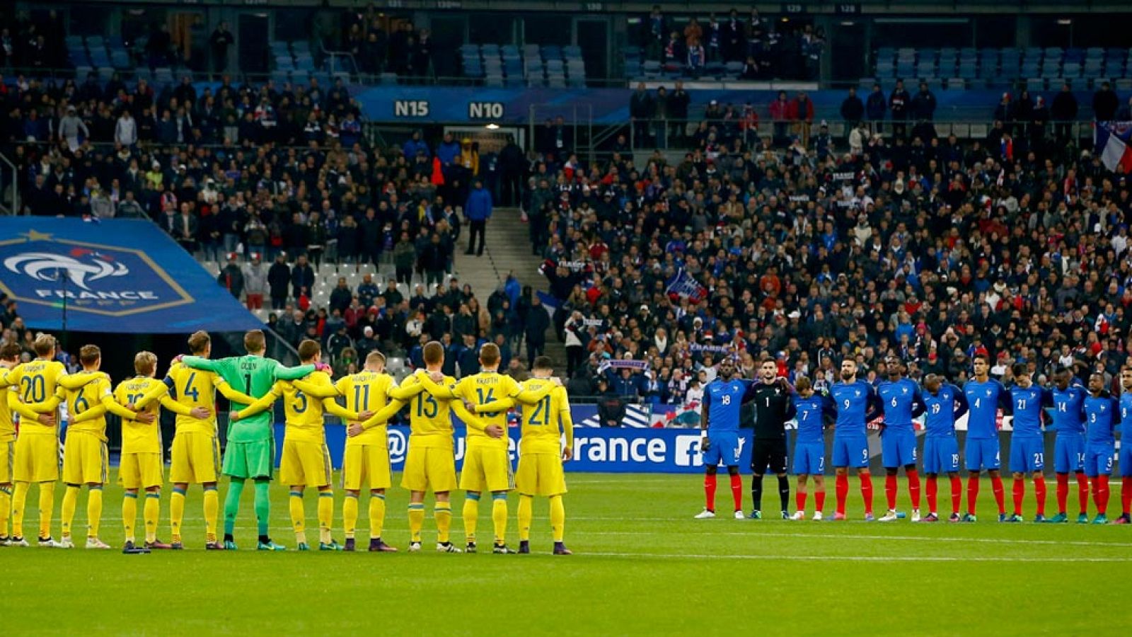 Homenaje de Saint Dennis a las víctimas de los atentados de hace un año