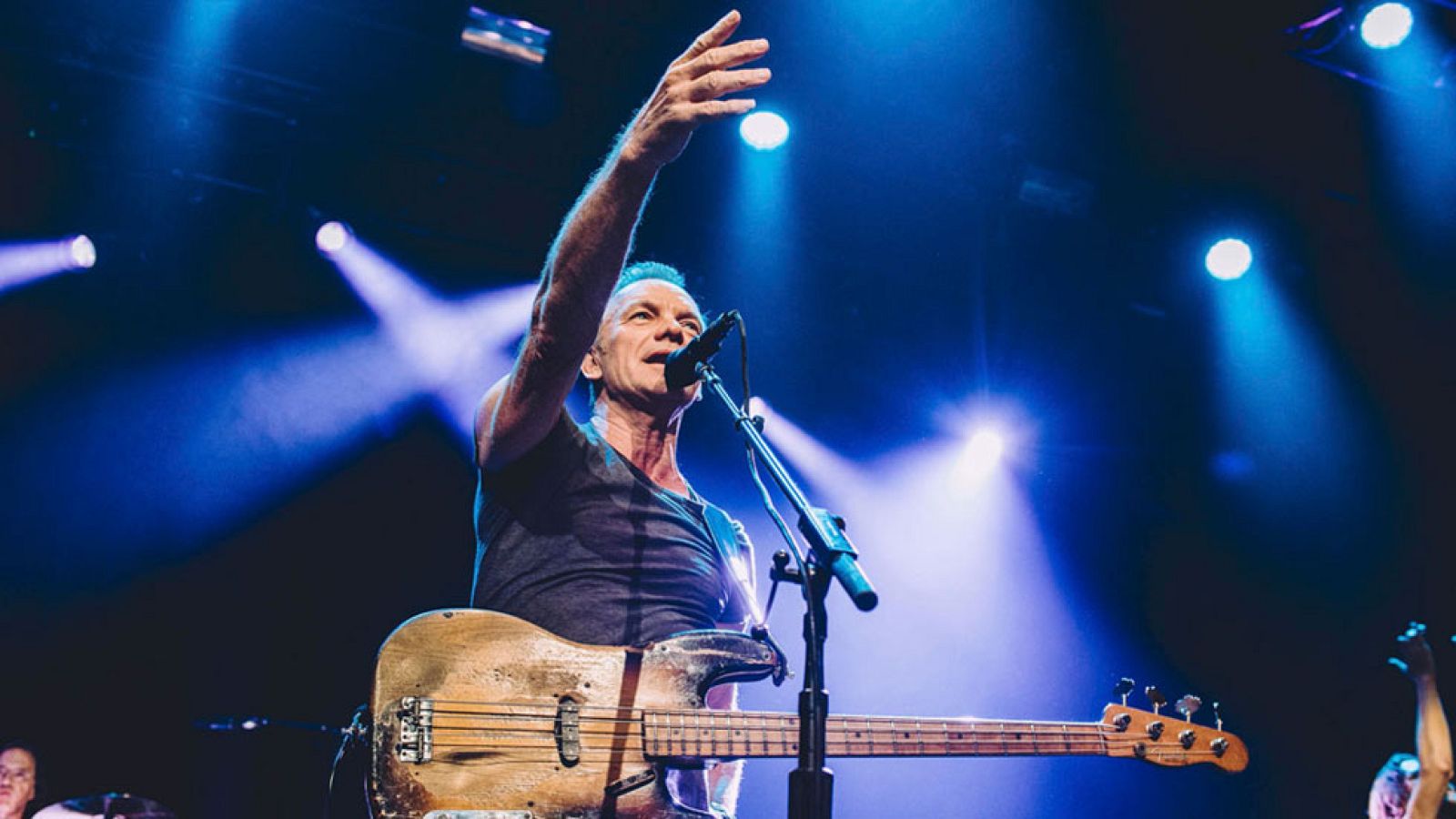 La sala Bataclan reabre sus puertas un año después de los atentados de París con un concierto de Sting - Informativo 24h | Ver