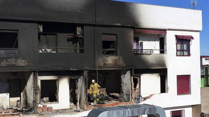 Telediario 1 - Un fallecido y ocho intoxicados leves en un incendio en una vivienda de Cáceres