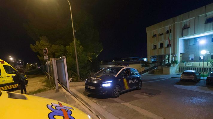 Telediario 1 - Una docena de internos se fugan del CIE de Murcia tras un motín en el que resultaron heridos tres policías