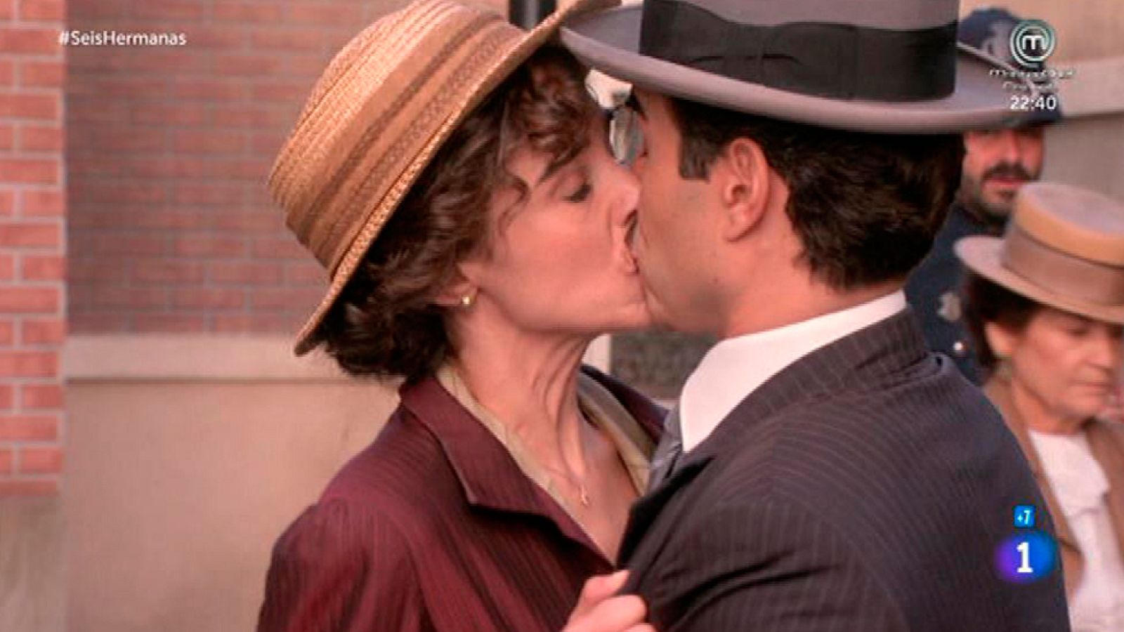 Seis Hermanas - Velasco le pide a Celia que le bese en mitad de la calle