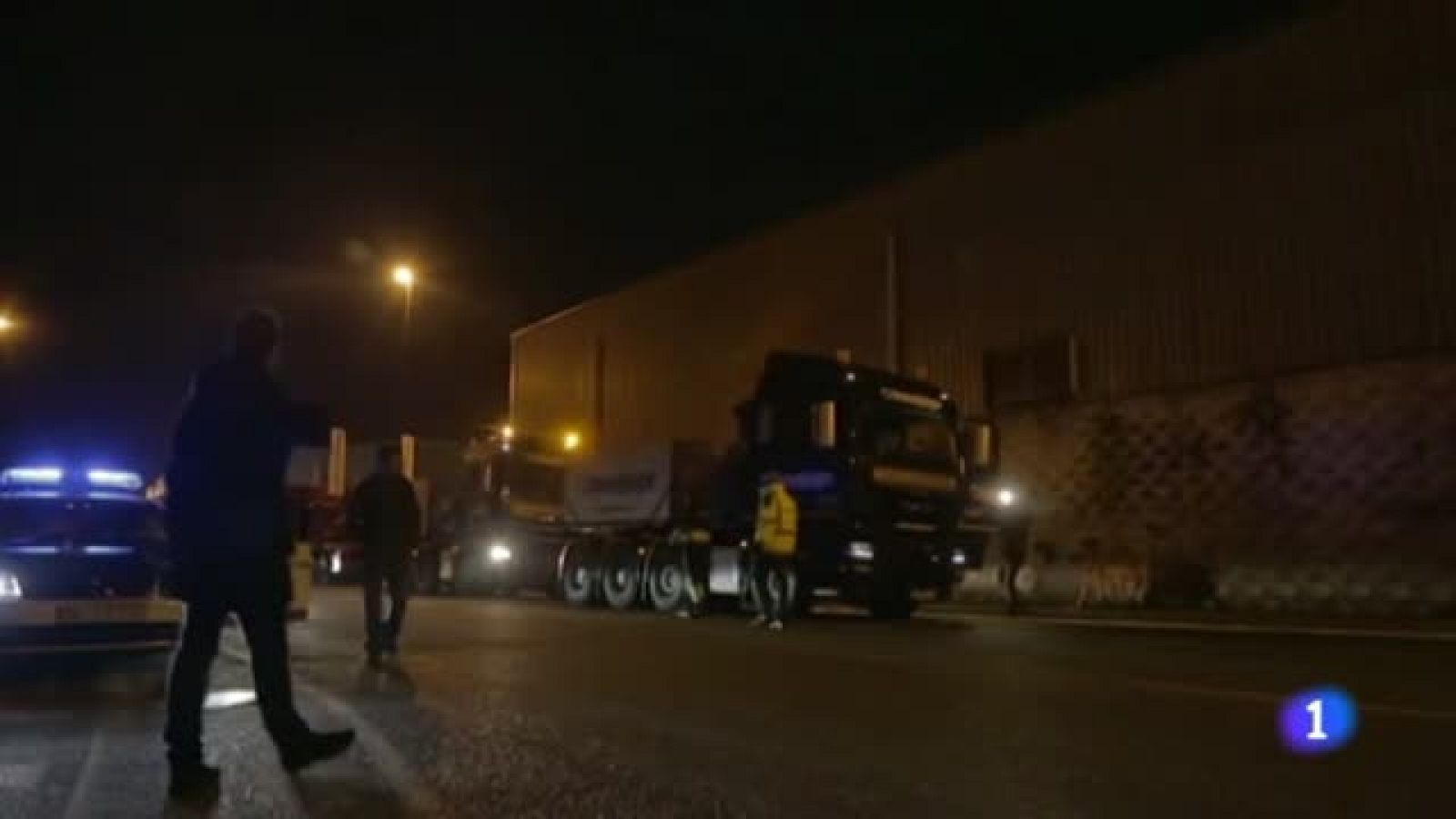 Un enorme trailer de 100 metros de longitud realiza el viaje más largo de un camión de estas dimensiones en España