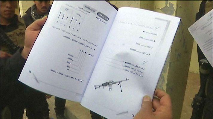 Telediario 1 - Hallan en Mosul una escuela donde se enseñaba a los niños el manejo de armamento