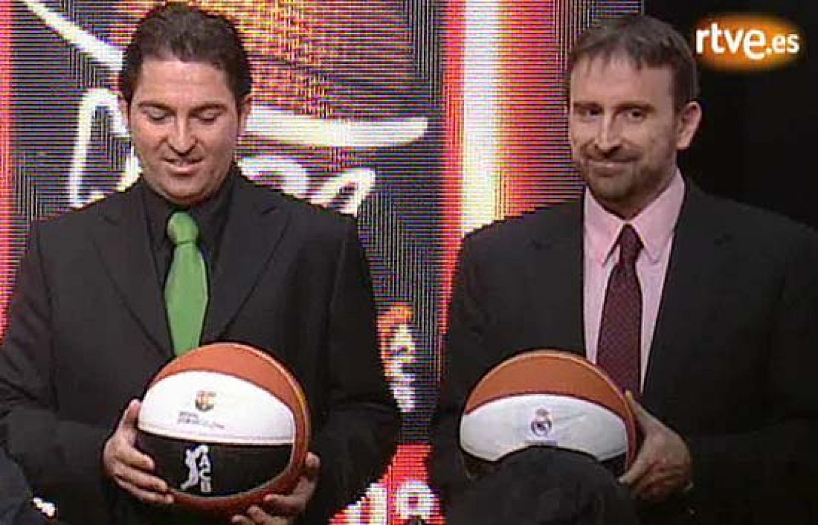 Momento en el que en el sorteo de Copa del rey el Real Madrid sale emparejado con el Regal Barcelona.