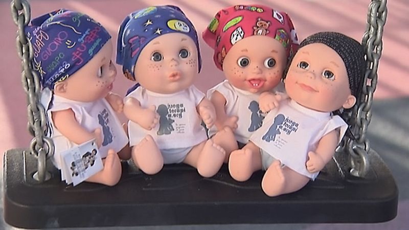 La muñeca pelona ayuda financiar los proyectos de la fundación Juegaterapia relacionados con niños con cáncer