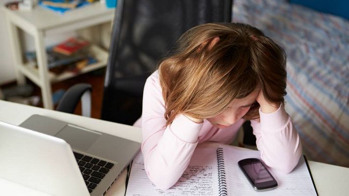 Telediario 1 - Malestar entre los padres de alumnos del colegio de Alicante por la vuelta de los presuntos menores acosadores