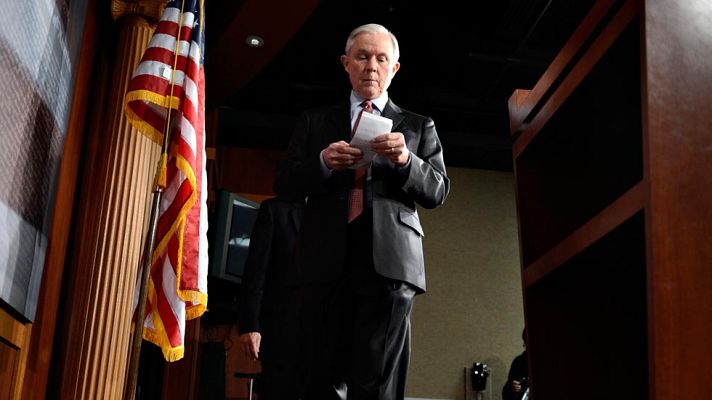 Telediario 1 - Trump elige a Jeff Sessions como fiscal general