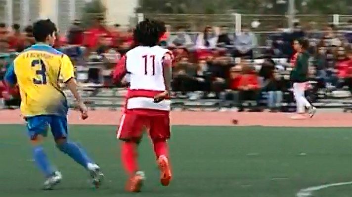 Telediario 1 - Cientos de personas arropan en Cádiz al juvenil que recibió insultos racistas