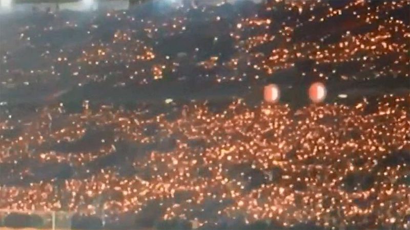 La afición del Feyenoord rindió un emotivo homenaje con miles de bengalas a su jugador Tonny Vilhena, que perdió recientemente a su madre.