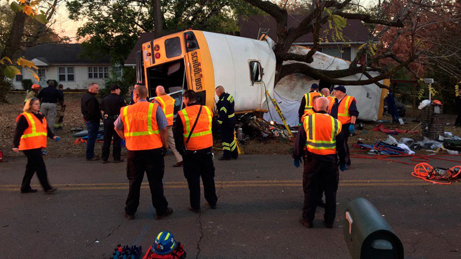 Al menos seis niños mueren en EE.UU. tras colisionar su autobús escolar contra un árbol
