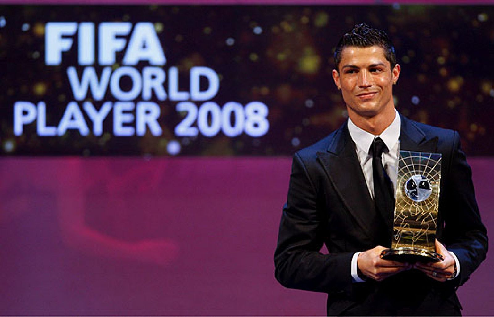 Los mejores momentos de la gala de entrega del FIFA World Player, en la que ha ganado Cristiano Ronaldo en la categoría masculina y la brasileña Marta en la femenina.