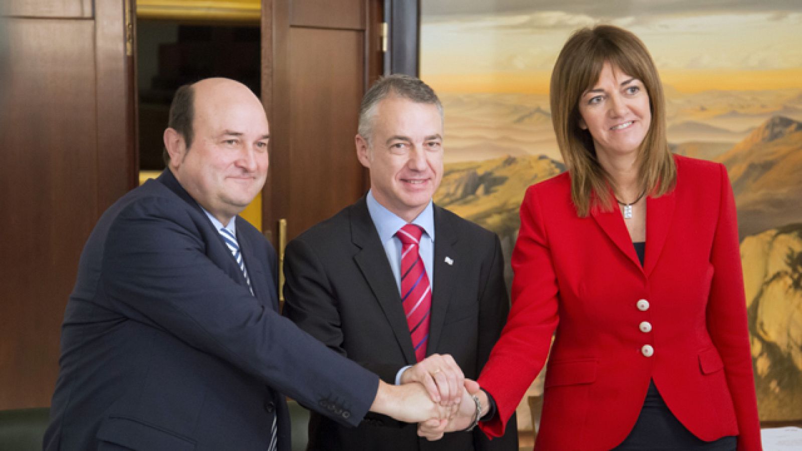 El PNV y el PSE sellan su pacto de Gobierno que abordará una reforma del Estatuto vasco