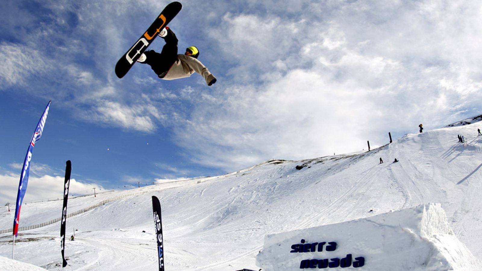 Sierra Nevada como cada temporada sigue invirtiendo en la renovación de sus instalaciones y servicios con el fin de ofrecer al cliente una estación moderna, innovadora y de máxima calidad.