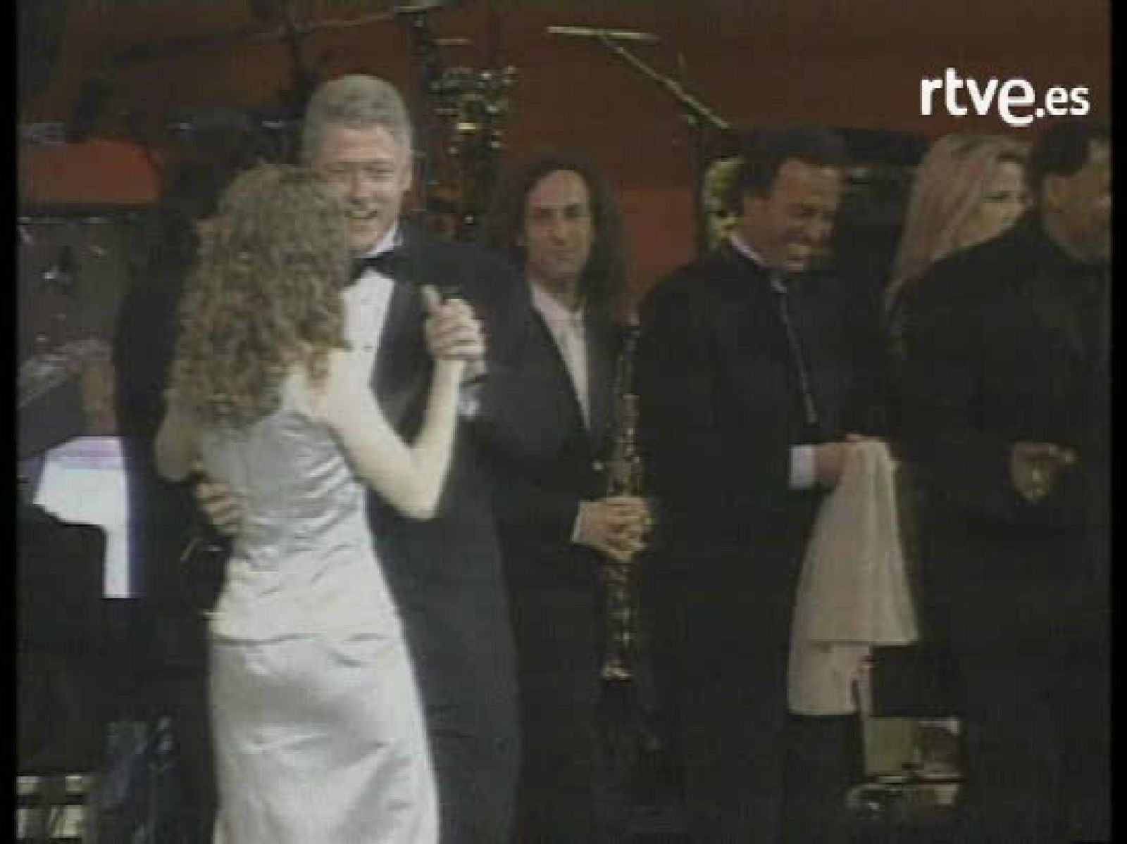Clinton baila con mujer e hija en fiesta segundo mandato - Personajes en el Archivo de RTVE | Ver
