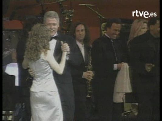 Personajes en el Archivo de RTVE - Clinton baila con mujer e hija