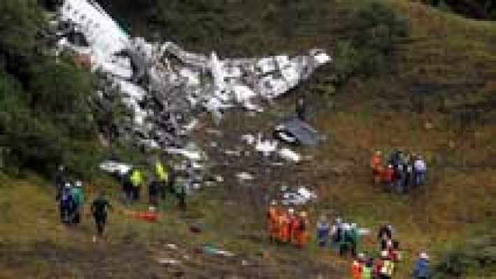 Telediario 1 - Mueren 75 personas al estrellarse en Colombia un avión en el que viajaba un equipo de fútbol brasileño