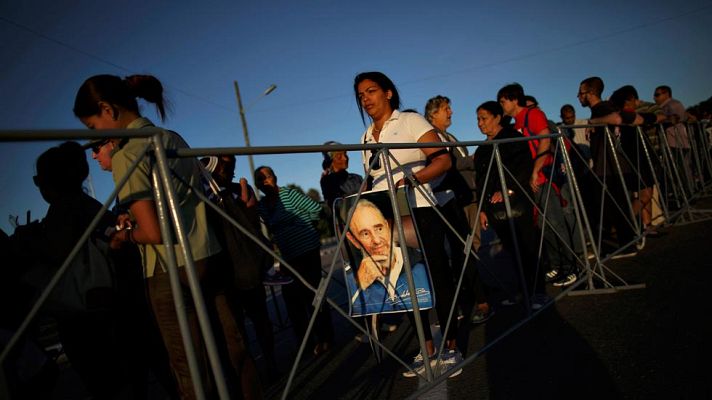Telediario 1 - Los cubanos siguen desfilando por la Plaza de la Revolución para expresar su dolor por la muerte de Fidel Castro