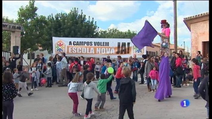 Informatiu Balear - Els pares i mares del col·legi públic de Campos demanen una escola nova.