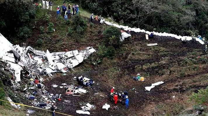 Telediario 1 - Mueren 71 personas al estrellarse en Colombia un avión que llevaba a un equipo de fútbol brasileño