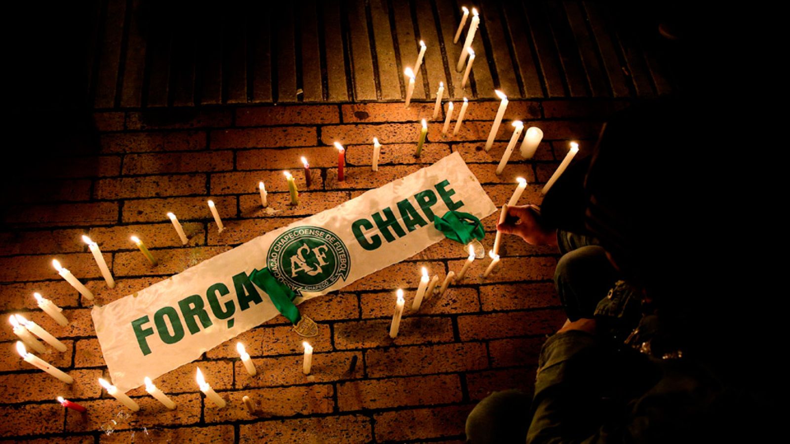 Las muestras de apoyo de los aficionados del Chapecoense no cesan desde el accidente que acabó con la vida de 19 jugadores del equipo brasileño.