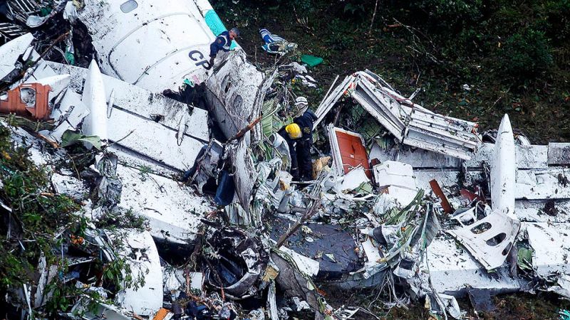 El piloto del avión estrellado en Colombia pidió aterrizar de emergencia por la falta de combustible