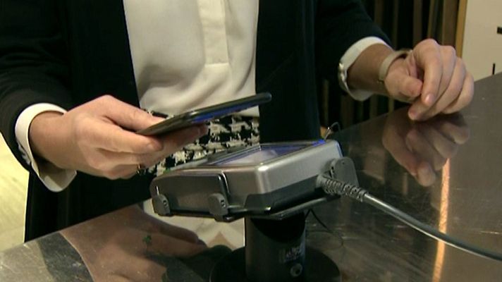 Telediario 1 - Cada vez hacemos más pagos a través del teléfono móvil en España