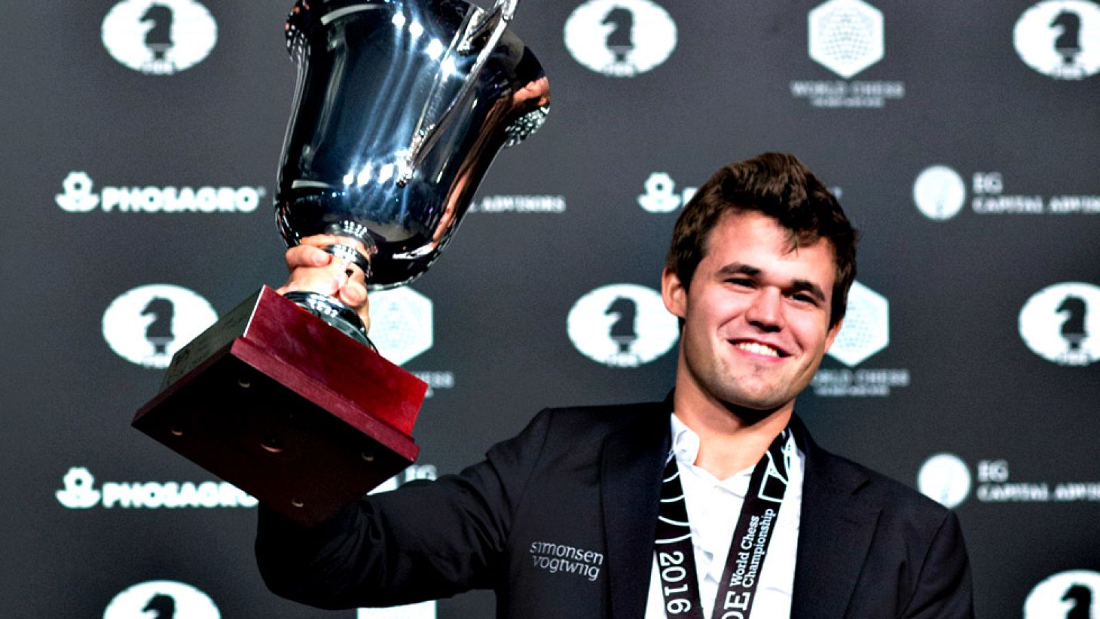 El noruego Magnus Carlsen revalidó el título mundial al vencer  este miércoles en el desempate al ruso Serguéi Karjakin en la final  celebrada en Nueva York, reeditando así las victorias de 2013 y 2014  tras un apretada disputa en el tablero que se t