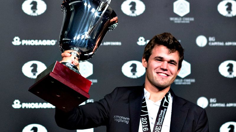 El noruego Magnus Carlsen revalidó el título mundial al vencer  este miércoles en el desempate al ruso Serguéi Karjakin en la final  celebrada en Nueva York, reeditando así las victorias de 2013 y 2014  tras un apretada disputa en el tablero que se t