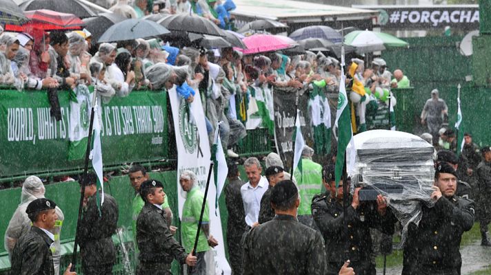 Telediario 1 - El Chapecoense celebra un masivo funeral bajo la lluvia en su estadio