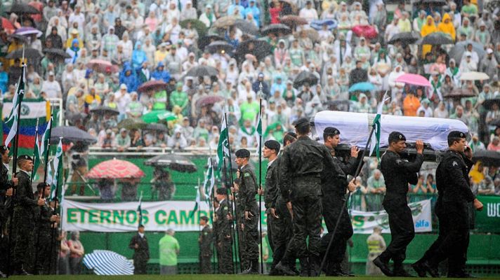 Informativo 24h - Emotiva despedida en Chapecó a las víctimas del accidente