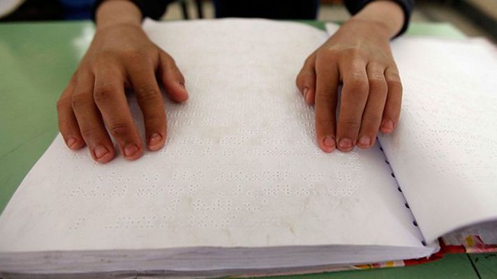 Telediario 1 - En España más de 2 millones ochocientas mil personas sufren algún tipo de discapacidad