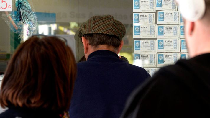 Telediario 1 - Más de una hora para adquirir un billete de la Lotería de Na