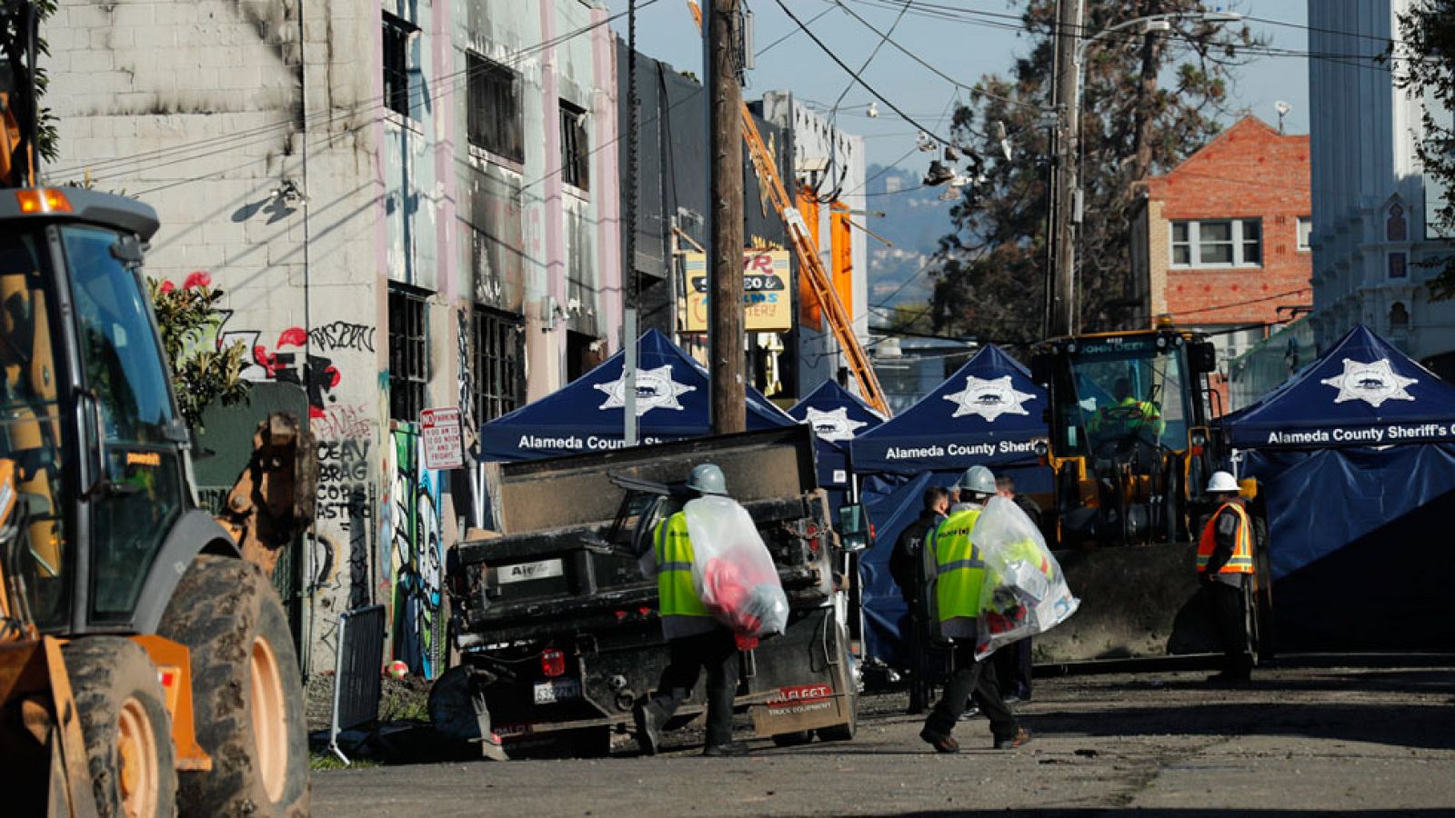Ascienden a 30 los muertos en el incendio de Oakland, California